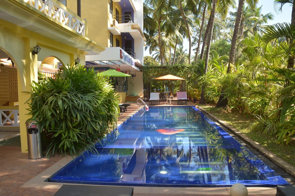 Swimming pool [outdoor]