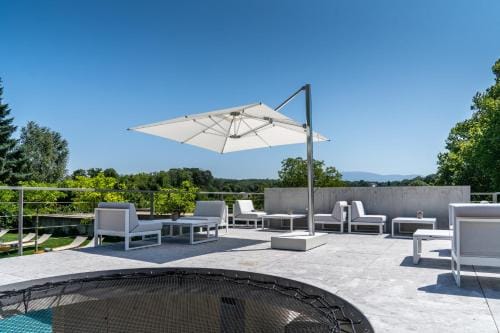 Le Pavillon M, Piscine et Spa au pied du chateau, Petit-Dejeuner inclus, Parking prive Hotel in Grignan