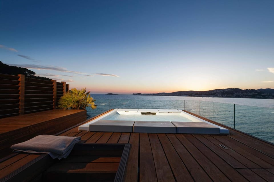 Hostellerie De La Farandole Hotel in Sanary-sur-Mer