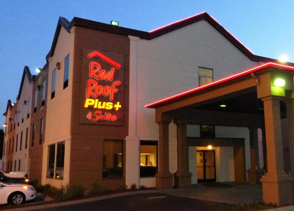 Red Roof PLUS+ & Suites Chattanooga - Downtown Hotel in Chattanooga