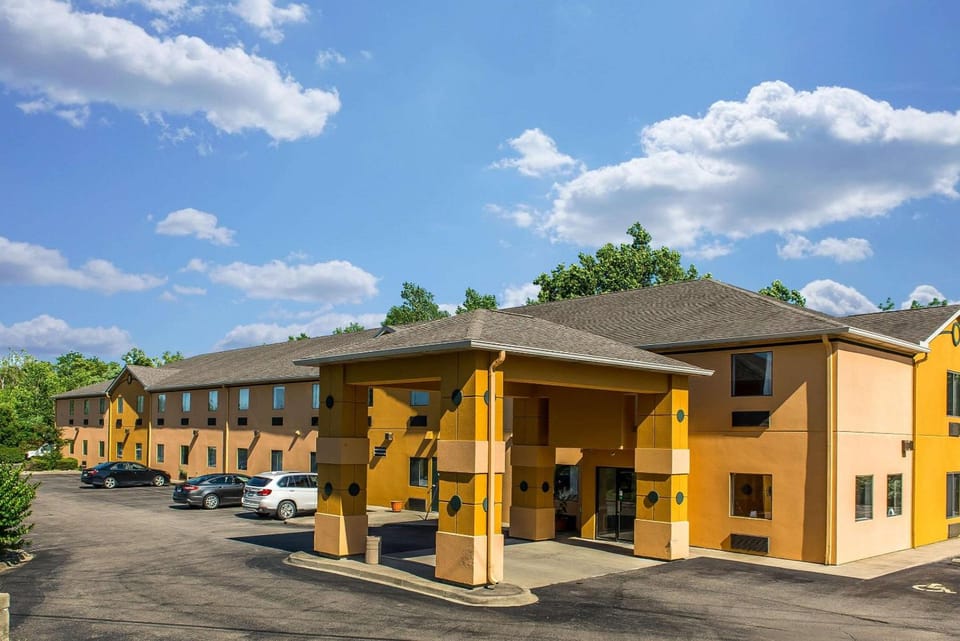 Suburban Studios Mason Hwy 42 Hotel in Mason