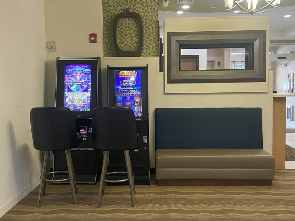 Red Roof Inn Pittsburgh – McKnight Rd Hotel in Allegheny River