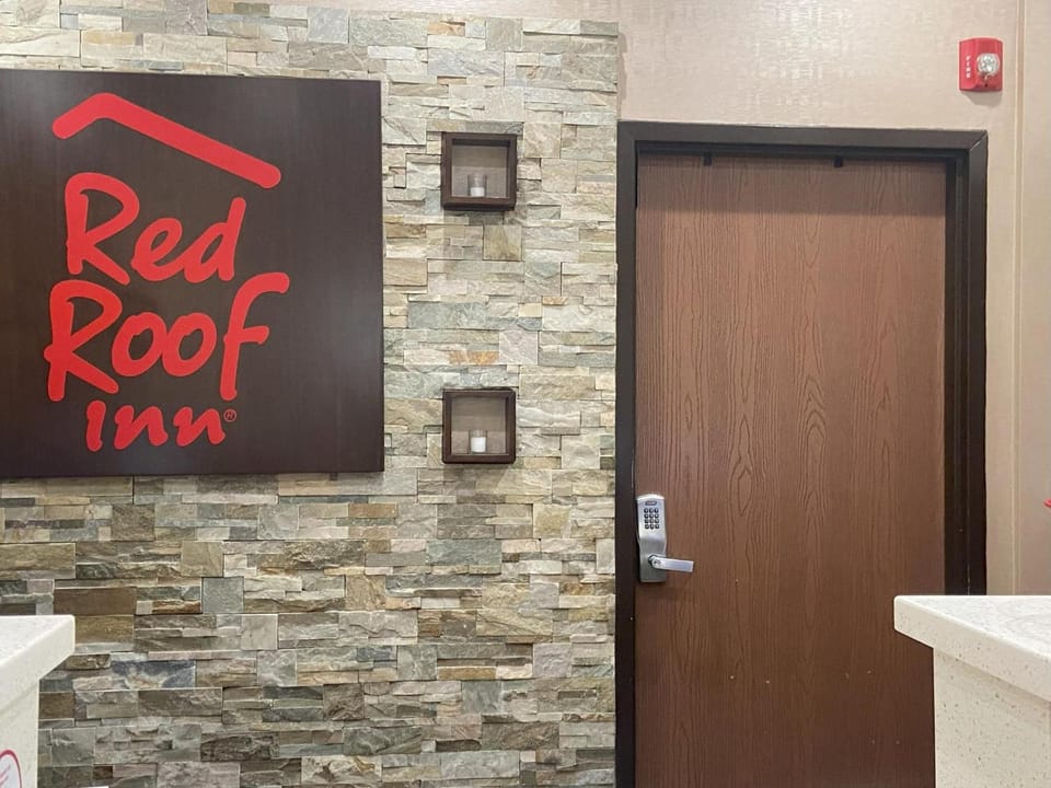 Red Roof Inn Pittsburgh – McKnight Rd Hotel in Allegheny River