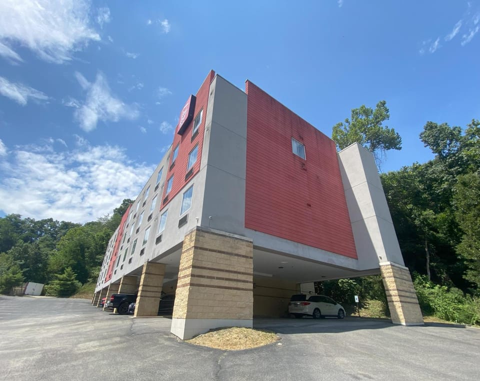 Red Roof Inn Pittsburgh – McKnight Rd Hotel in Allegheny River
