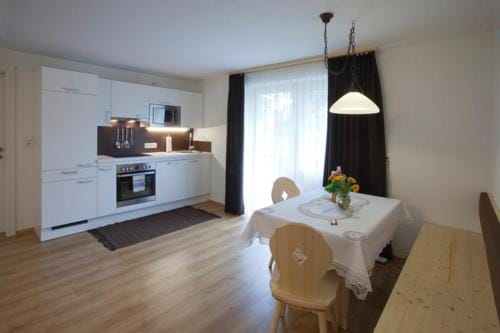 Gastehaus Waldrand Garni Hotel in Tyrol