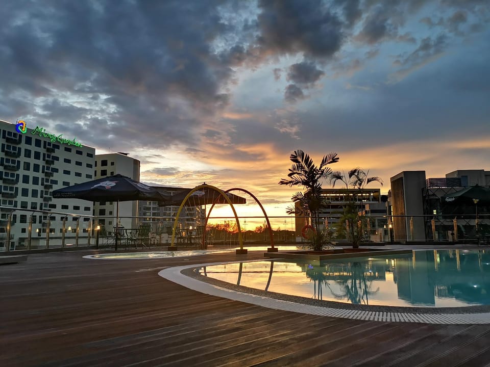 Swimming pool [outdoor]