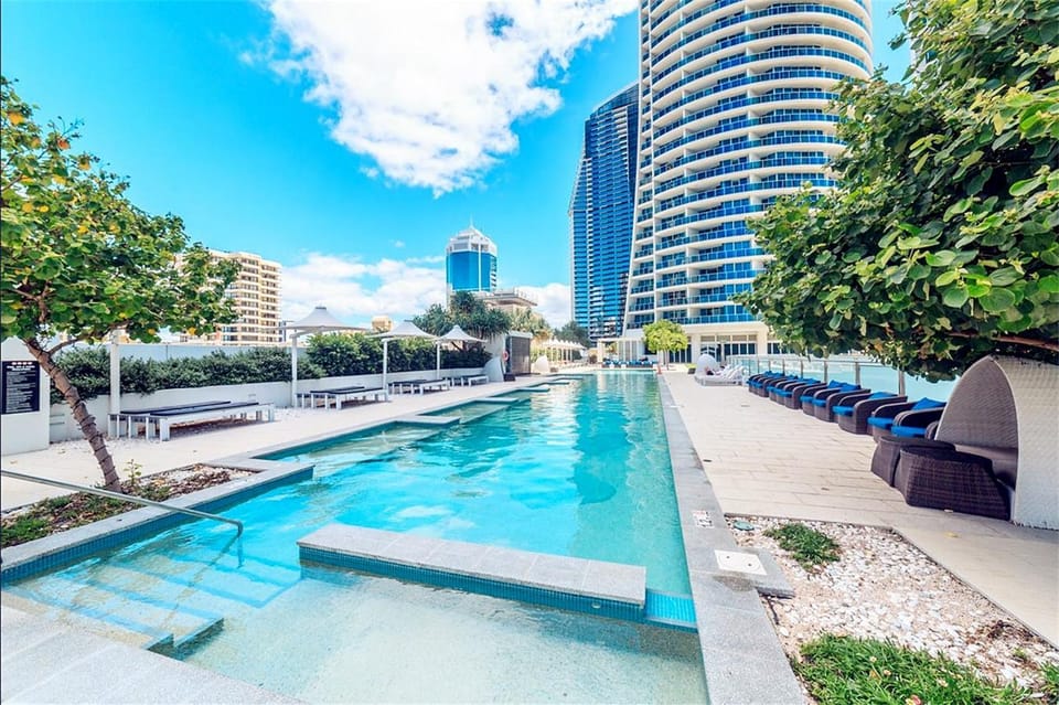 Swimming pool [outdoor]