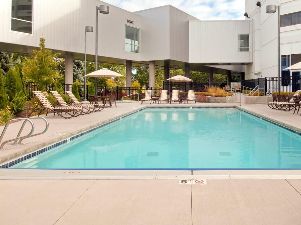 Swimming pool [outdoor]