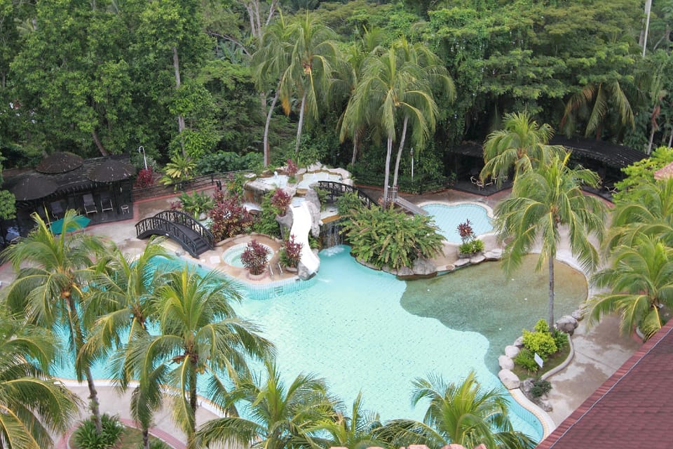 Swimming pool [outdoor]