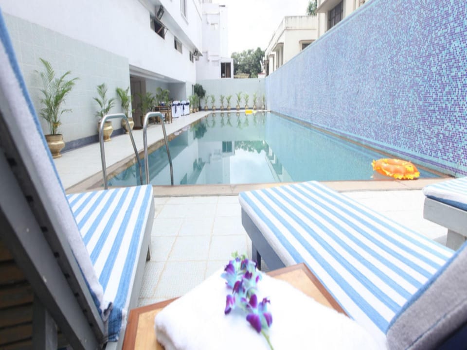 Swimming pool [outdoor]