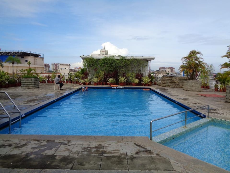Swimming pool [outdoor]