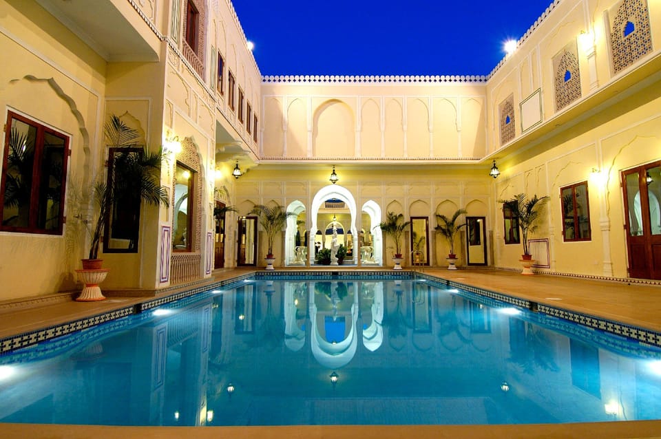 Swimming pool [outdoor]