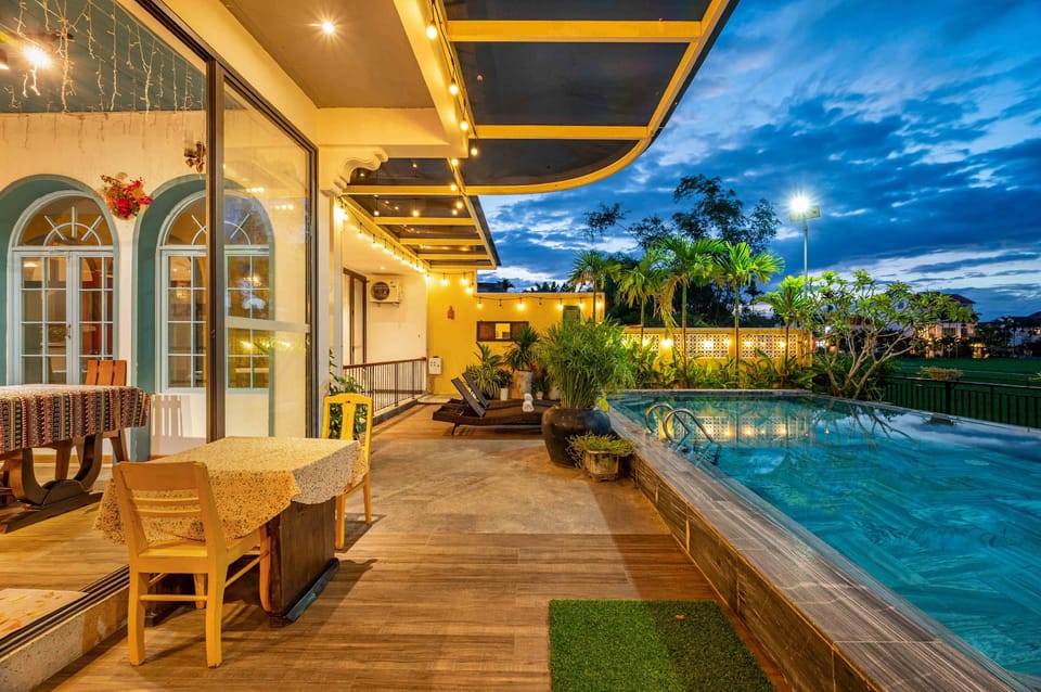 Swimming pool [outdoor]