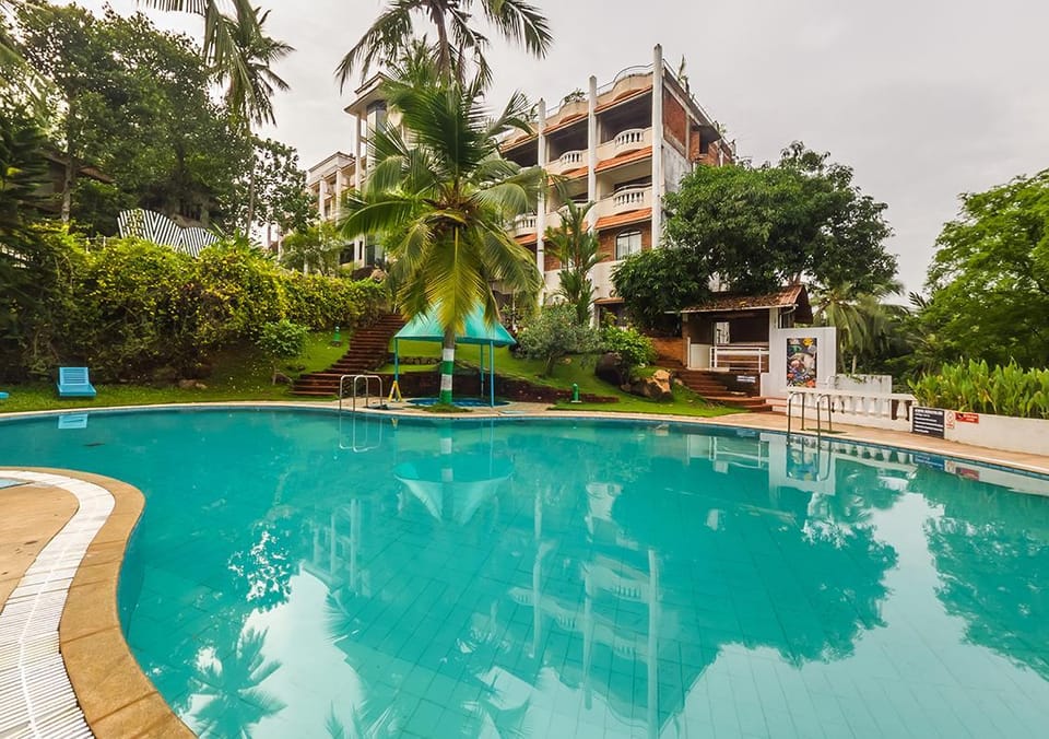 Swimming pool [outdoor]
