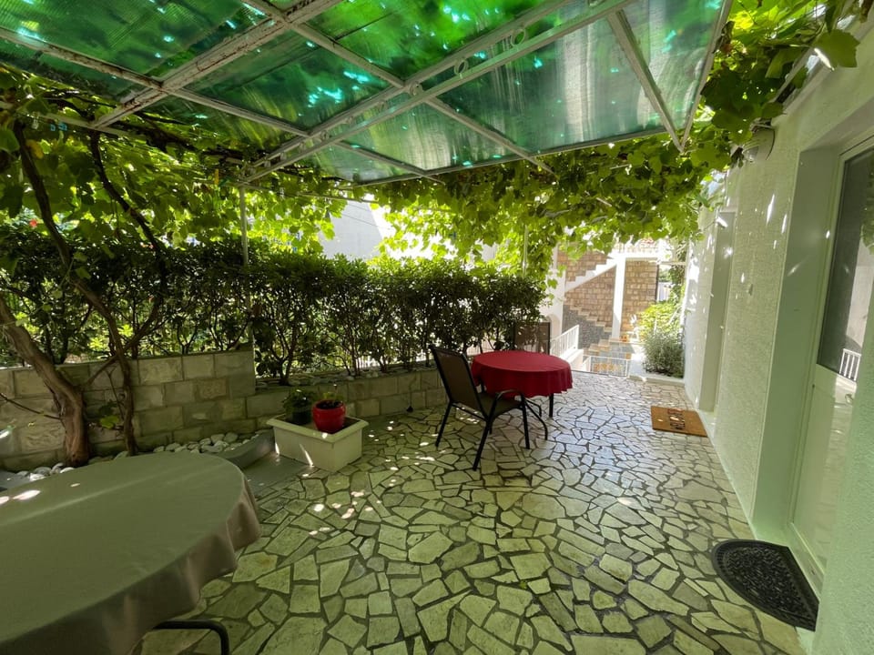 Guest house Villa Slavica Apartment hotel in Sveti Stefan