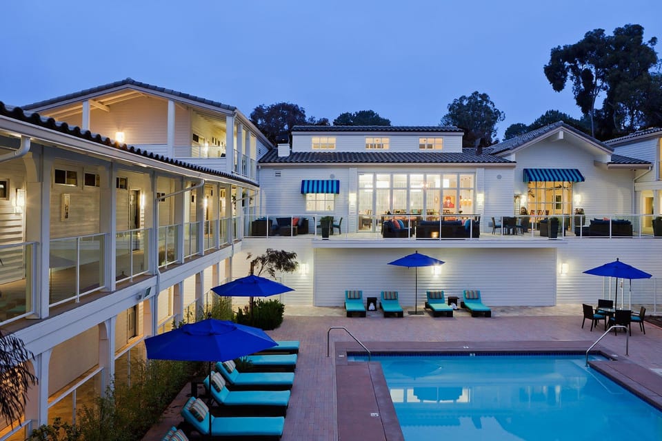 Swimming pool [outdoor]