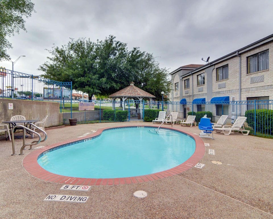 Quality Inn & Suites Grand Prairie South Hotel in Arlington