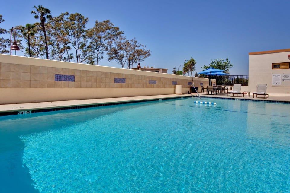 Swimming pool [outdoor]