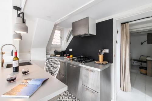 JoyJoyJoy the Royalty ecolicous design house in a historic Canalhouse from 1618 with 2 bedrooms with Hotel in Amsterdam