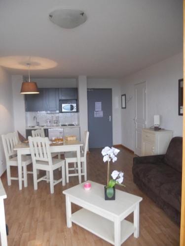 Residence Goelia Les Chalets de Super-Besse Hotel in Besse-et-Saint-Anastaise
