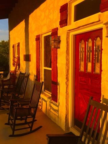 Glory Hills Ranch Hotel in Lakehills