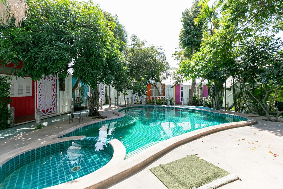 Swimming pool [outdoor]