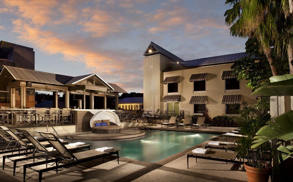 Swimming pool [outdoor]