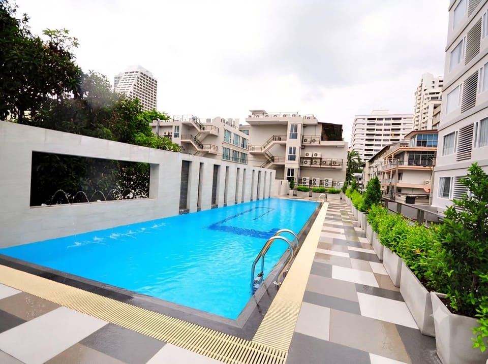 Swimming pool [outdoor]