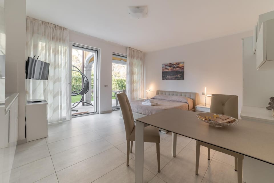 Yachting Residence - Private Dock, Lake Access & SPA Apartment hotel in Canton of Ticino
