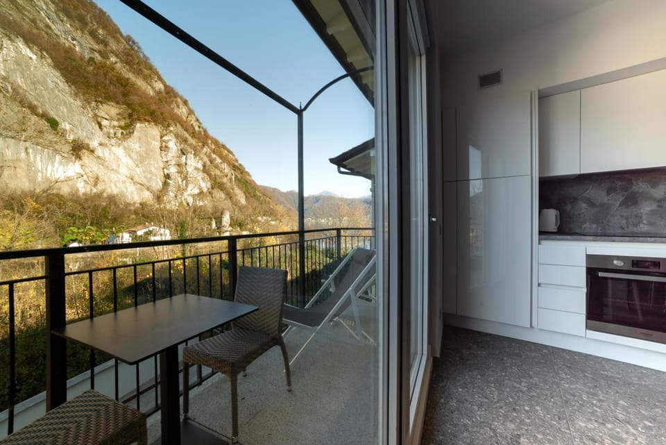 Yachting Residence - Private Dock, Lake Access & SPA Apartment hotel in Canton of Ticino