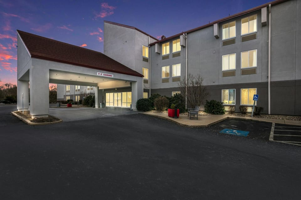 Red Roof PLUS+ Boston - Logan Hotel in Saugus