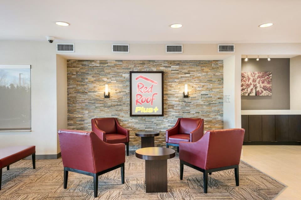 Red Roof PLUS+ Boston - Logan Hotel in Saugus
