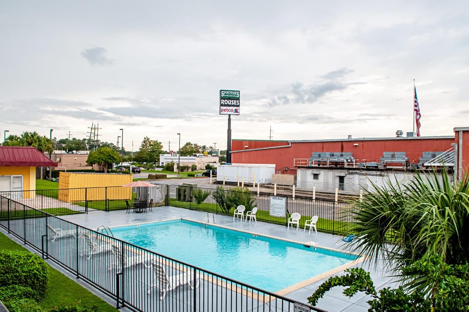 Swimming pool [outdoor]