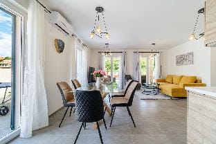 Janie in Splitska with 4 bedrooms and 2 bathrooms Hotel in Split-Dalmatia County