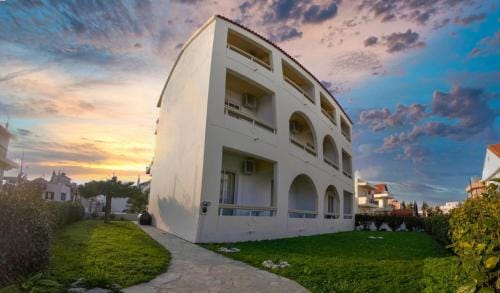 Lefteris  Spacious APT  near  Ialysos Beach Hotel in Ialysos