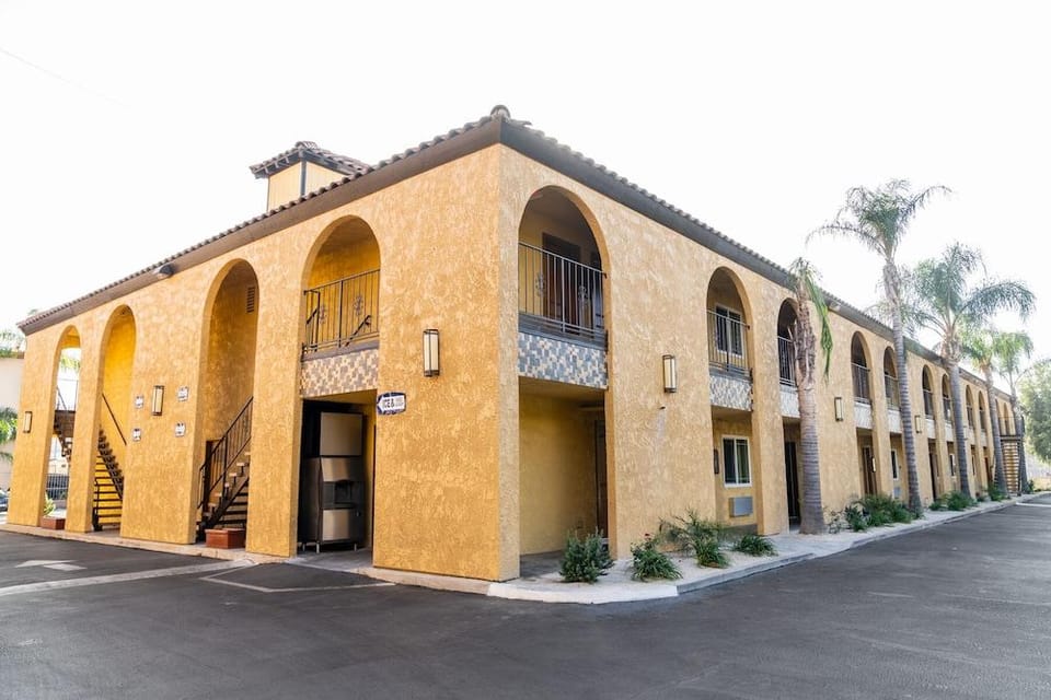 Rodeway Inn & Suites Colton-Riverside Hotel in Colton