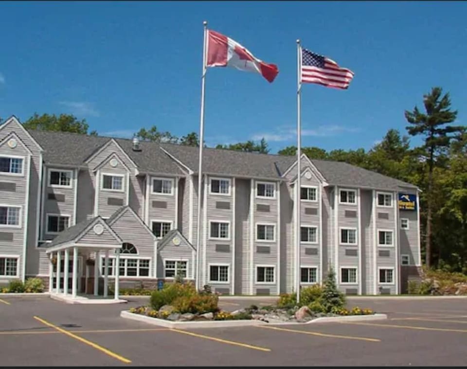 Parry Sound Inn & Suites Hotel in Parry Sound