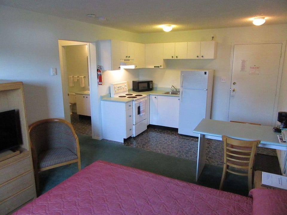 Lake Cowichan Lodge Hotel in Lake Cowichan