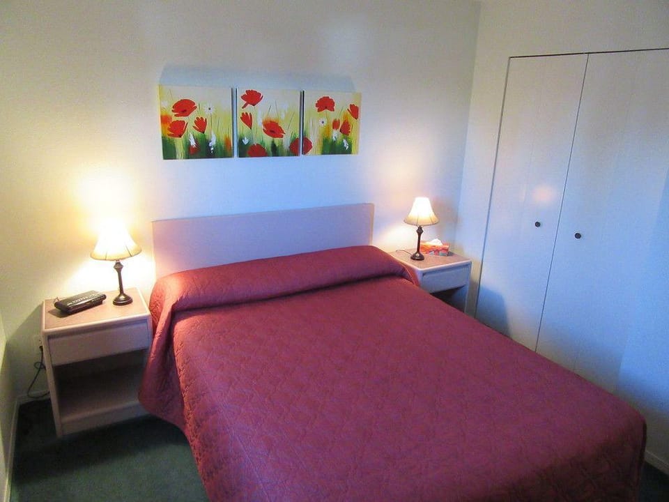 Lake Cowichan Lodge Hotel in Lake Cowichan