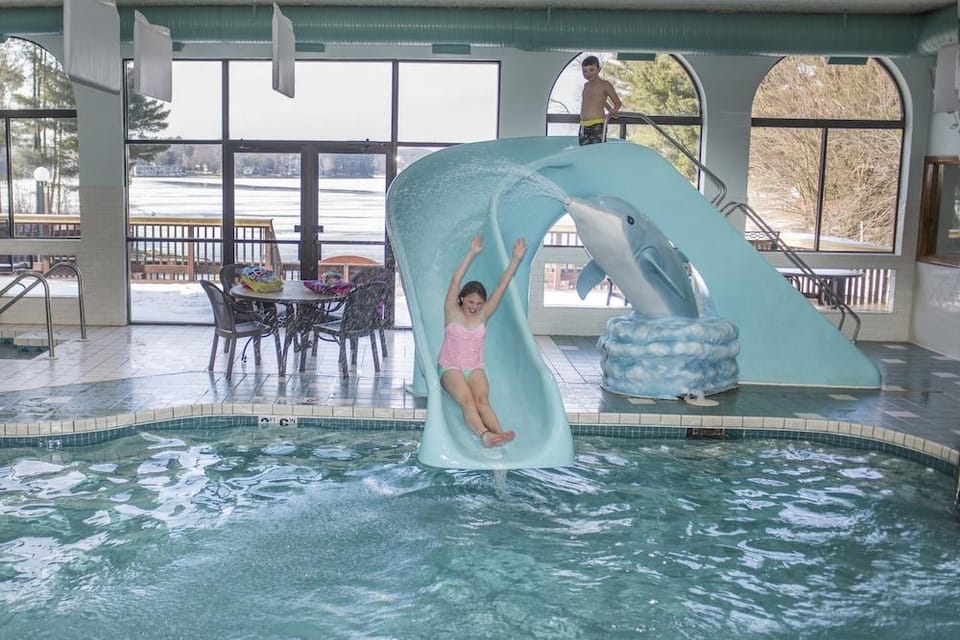 Bakers Sunset Bay Resort Hotel in Lake Delton