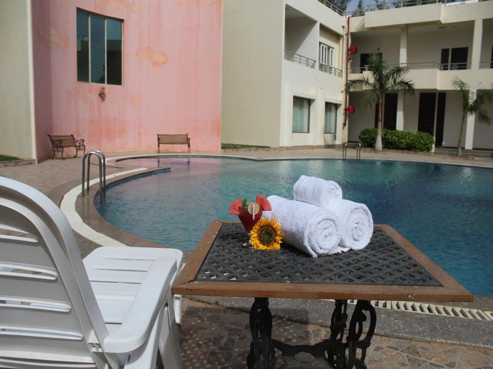 Swimming pool [outdoor]