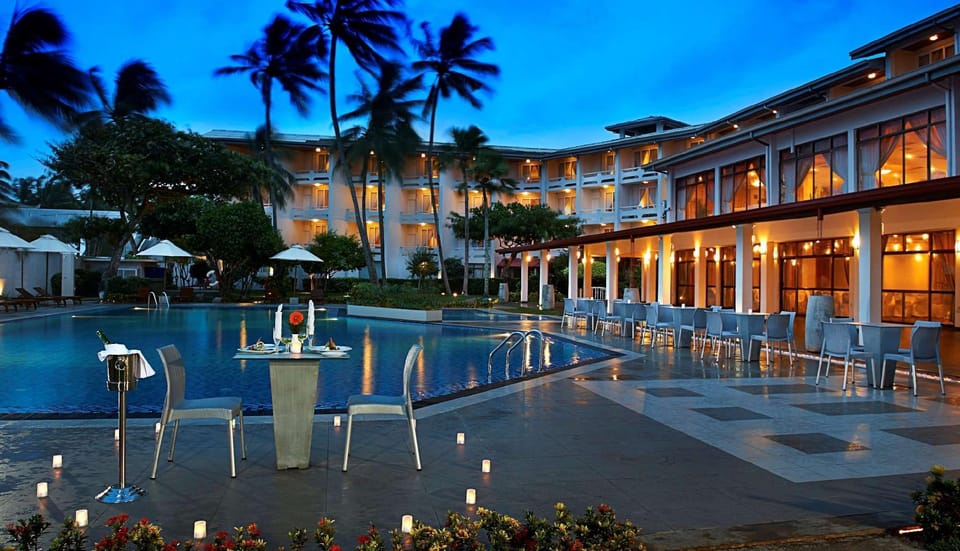 Swimming pool [outdoor]