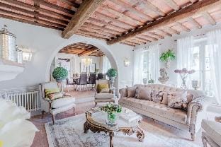 Villa Lina in Lucca with 4 bedrooms and 3 bathrooms Hotel in Capannori