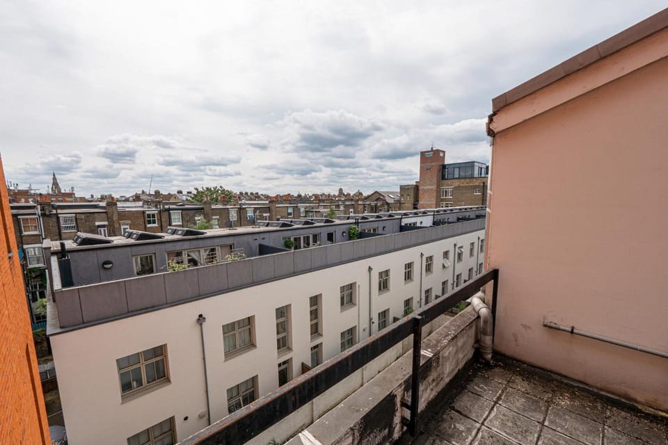 Maiden Oval Hotel in London