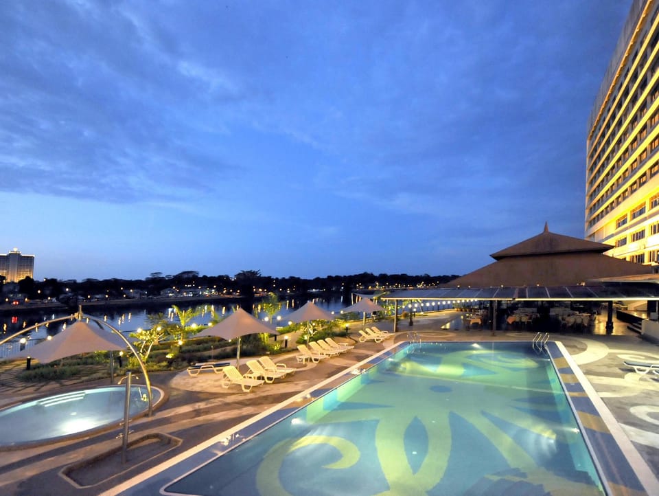 Swimming pool [outdoor]