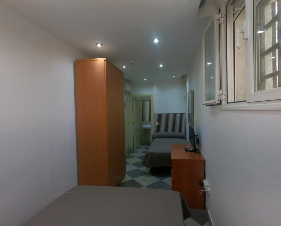 HOSTAL HENARES Hotel in Madrid