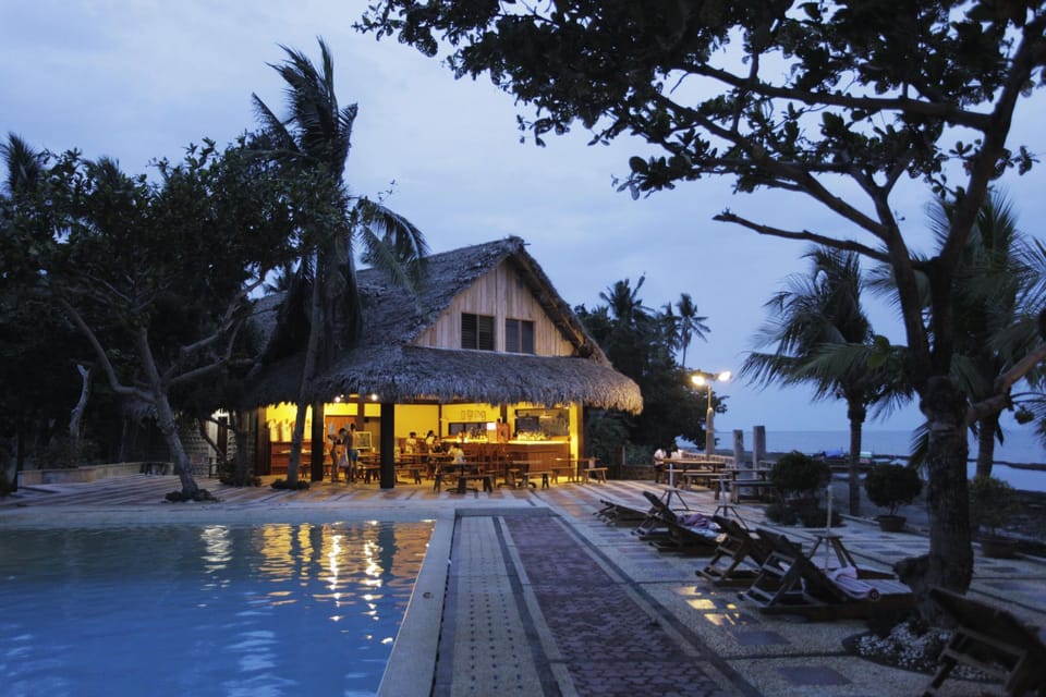 Swimming pool [outdoor]