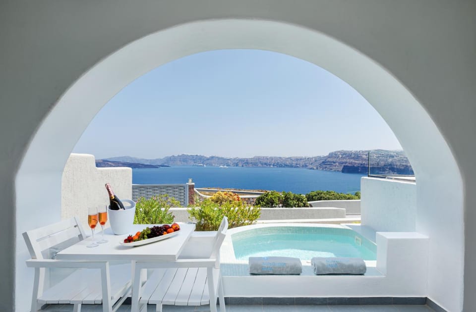 Acroterra Rosa Luxury Suites Hotel in Santorini