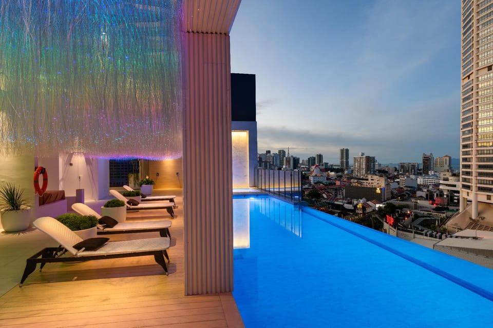 Swimming pool [outdoor]