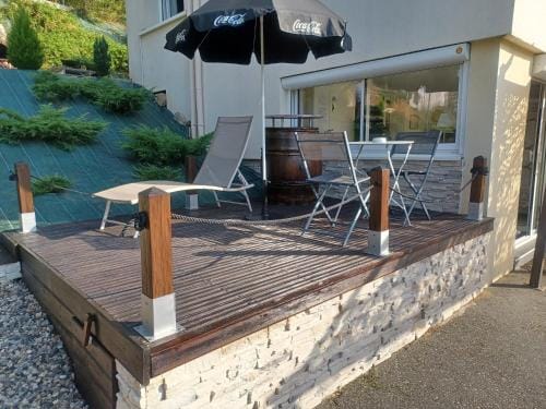 T1 Cosy "Clairefont" Terrasse privee vue Loire dans Maison Hotel in Auvergne-Rhône-Alpes